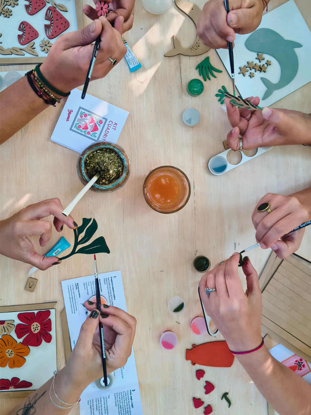 Personas compartiendo una experiencia Yema