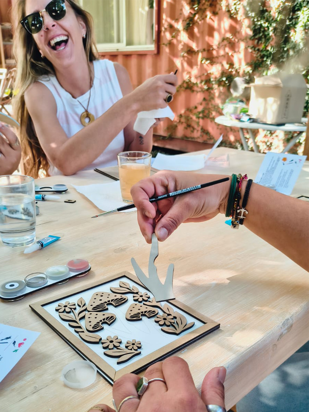 manos pintando en una tarde de sol